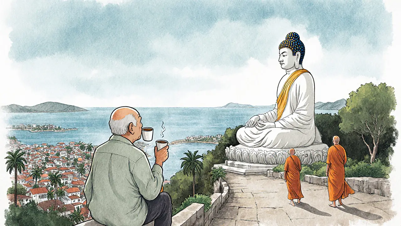 Российский пенсионер сидит у белой статуи Будды в Лонг Сон, смотрит на город и море.