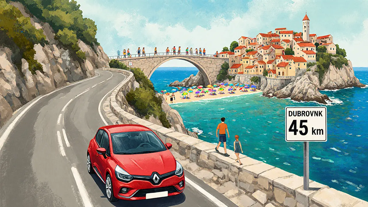 Машина едет по извилистой дороге в Хорватии, синее море и каменные деревни на фоне.