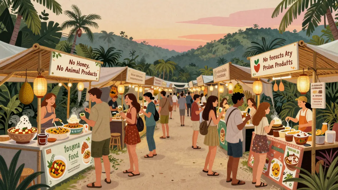 Веганский фестиваль на Пхукете с разноцветными лавками и тайскими надписями под закатом.