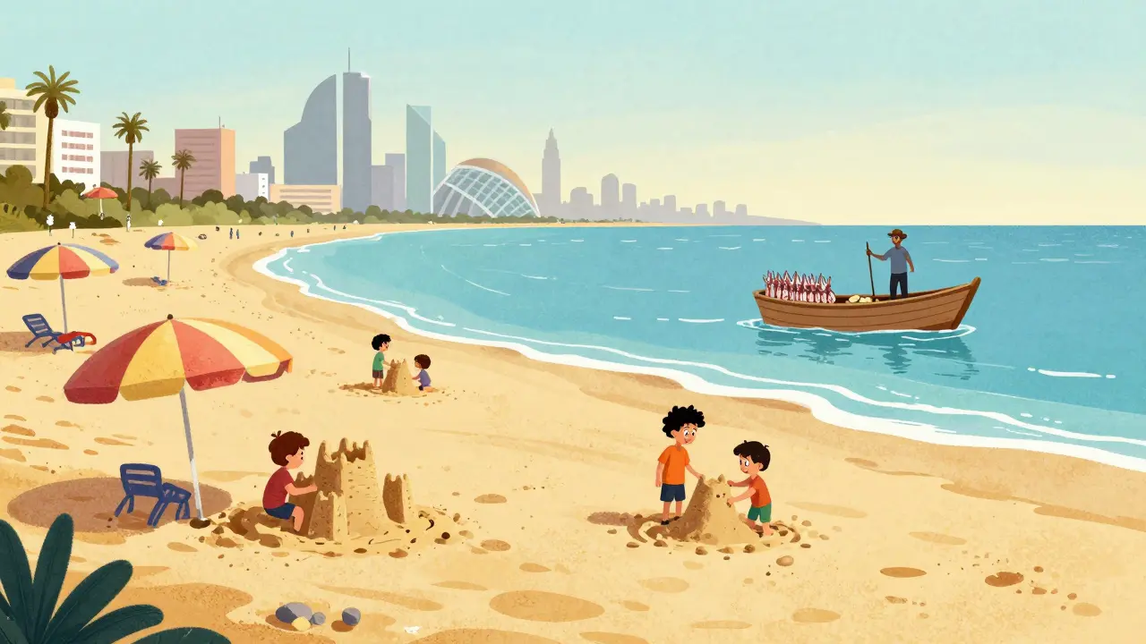 Пляж Мальварроса с детьми на песке, рыбаком на лодке и distant-видом на город науки под ярким солнцем.