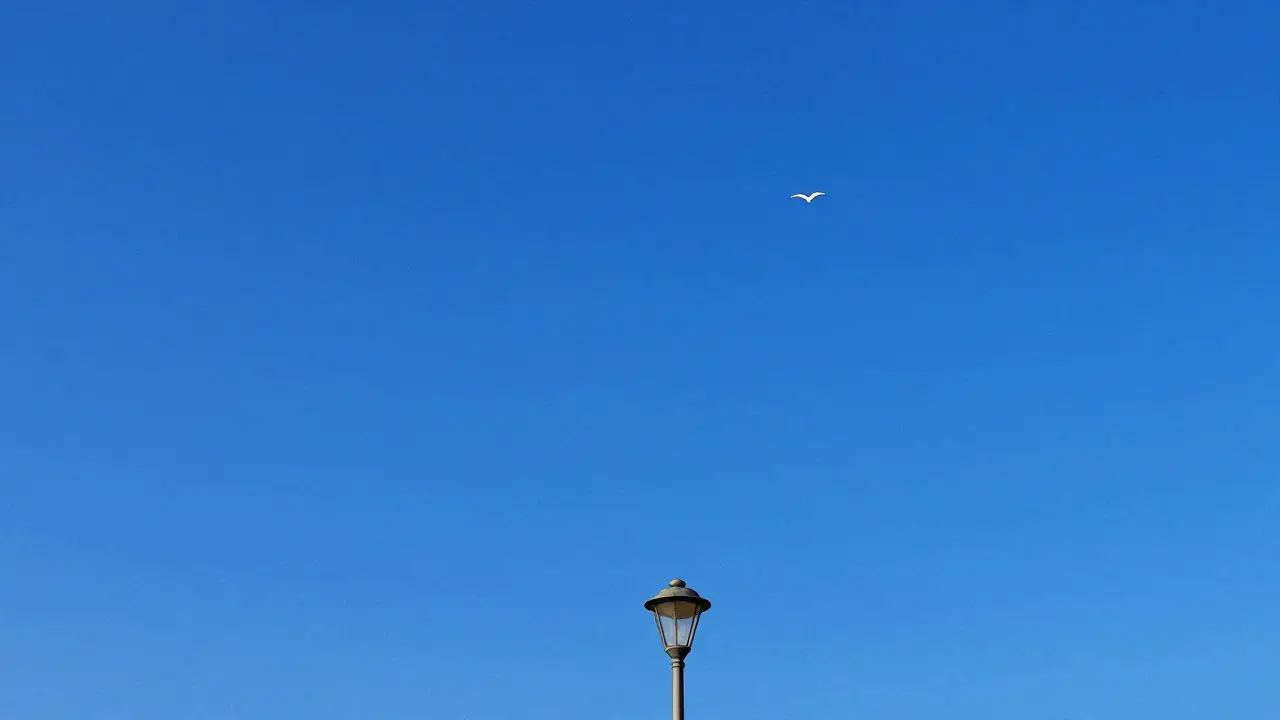 Минималистичный пейзаж с объектом в нижней трети кадра и чистым небом