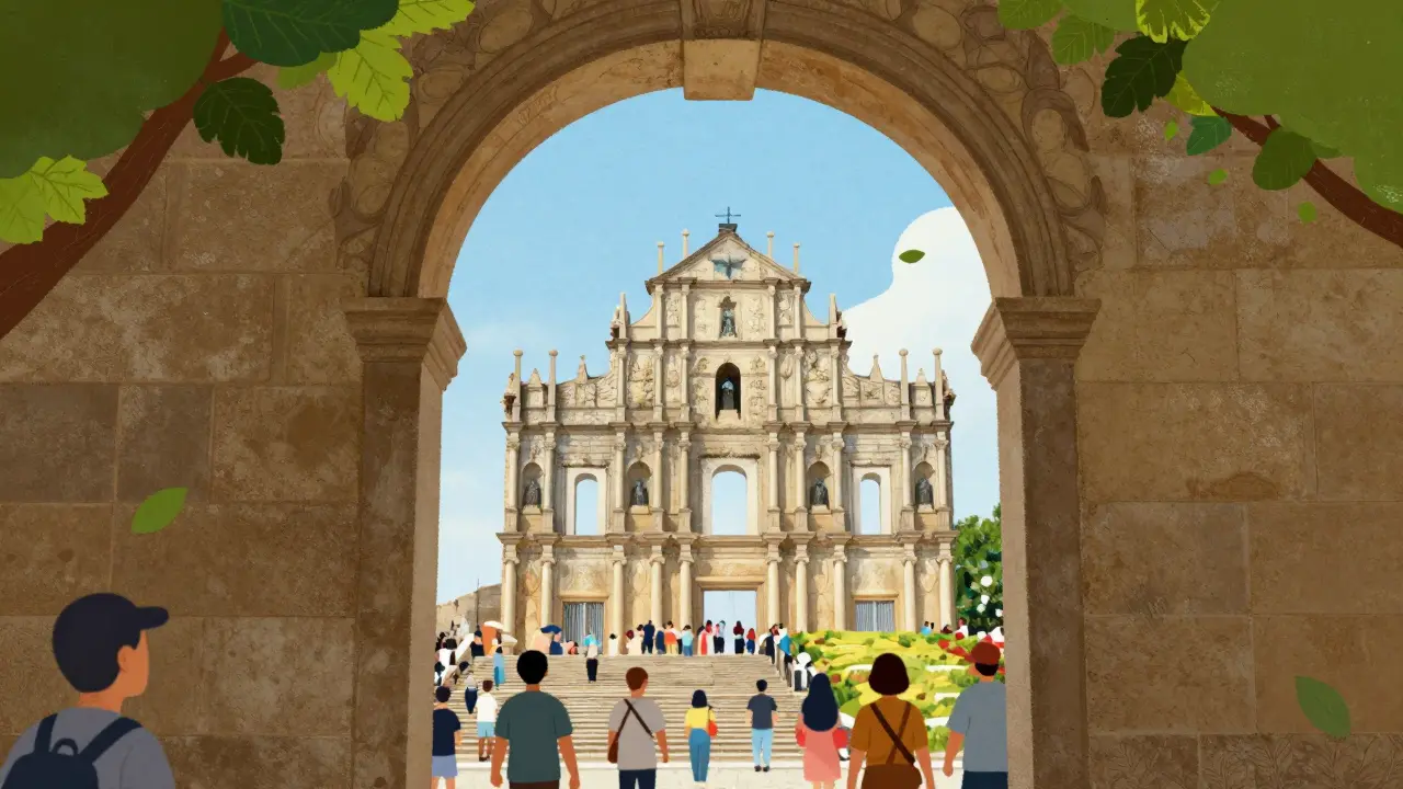 Вид на памятник через каменную арку и листву, скрывающую толпу